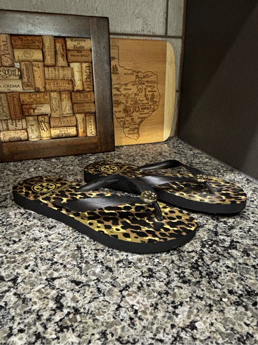 Tory Burch Miller Leopard Print Flip Flop Sandals Size 8 - Picture 3 of 7